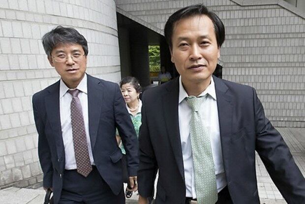 21일 오후 서초구 서울중앙지방법원에서 민주사회를 위한 변호사모임 채희준(오른쪽), 천낙붕 변호사가 북한 식당 종업원 12명에 대한 인신보호법상 구제 청구와 관련해 법정으로 향하고 있다.