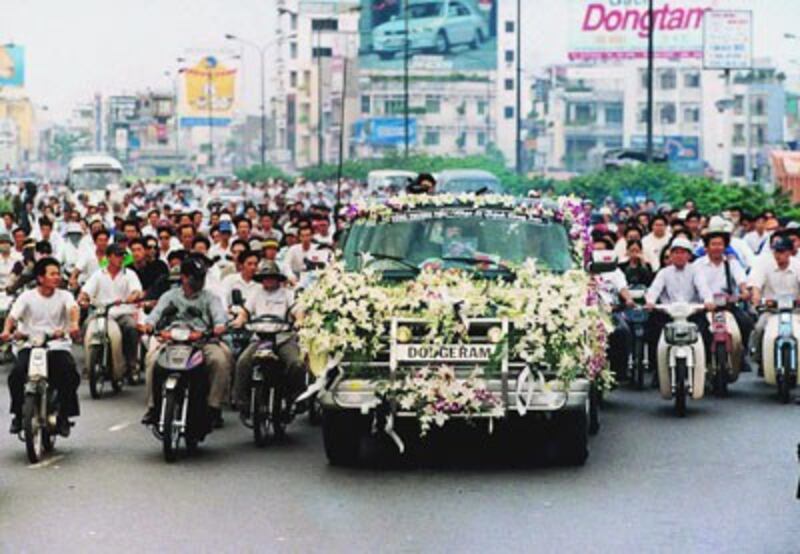 Hàng ngàn người dân tiễn đưa nhạc sĩ Trịnh Công Sơn tại thành phố Hồ Chí Minh hôm 4/4/2001.