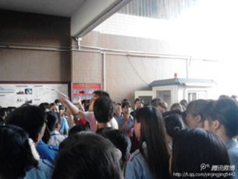 图片:工人聚集在厂内讨论。(中国茉莉花革命网站)