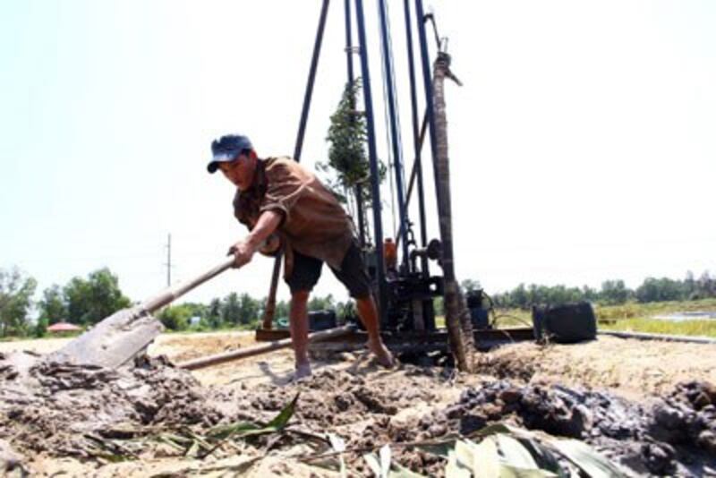 Một nông dân khoan giếng để lấy nước vào ruộng lúa bị hạn hán tại tỉnh Sóc Trăng, khu vực đồng bằng sông Cửu Long hôm 2/3/2016.
