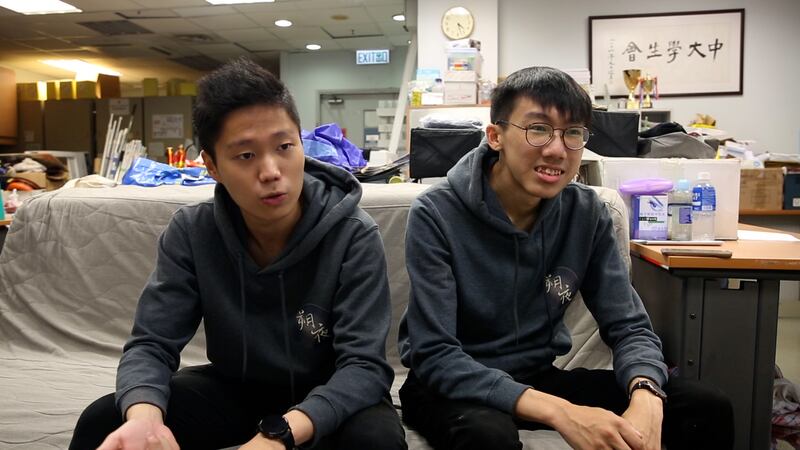 林睿睎（左）表示，自己只是希望和校方一起改善中文大學環境。（張展豪 攝）