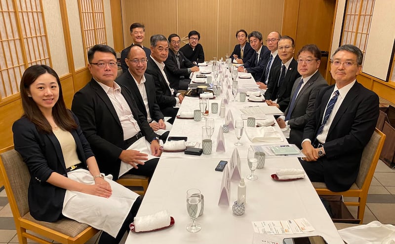 去年香港仍未開關之際,前特首梁振英以「香港再出發」身分「低調」到東京,與日本香港協會(東京)見面,討論大灣區的發展情況。(NPO日本香港協會Facebook截圖/張仕仁提供)