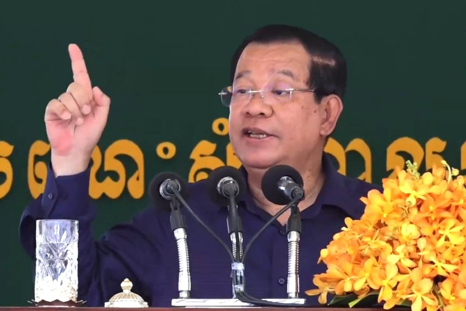 រូបឯកសារ៖ លោក ហ៊ុន សែន ថ្លែងសន្ទរកថា ក្នុងពិធីជួបសំណេះសំណាលជាមួយកម្មកររោងចក្រកាត់ដេរ នៅរាជធានីភ្នំពេញ កាលពីថ្ងៃទី១៣ ខែមិថុនា ឆ្នាំ២០២៣។