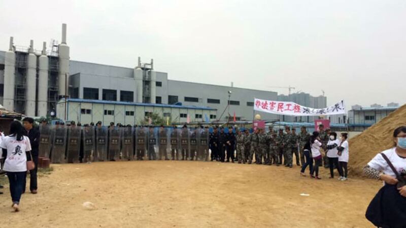 深圳坪山環境園外，有大批手持盾牌的警察戒備。（目擊者攝）