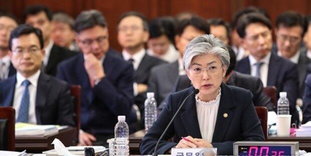 강경화 외교부 장관이 지난 10일 서울 종로구 외교부에서 열린 2018 국회 외교통일위원회 국정감사에서 북핵 폐기와 관련한 질의에 답변하고 있다.