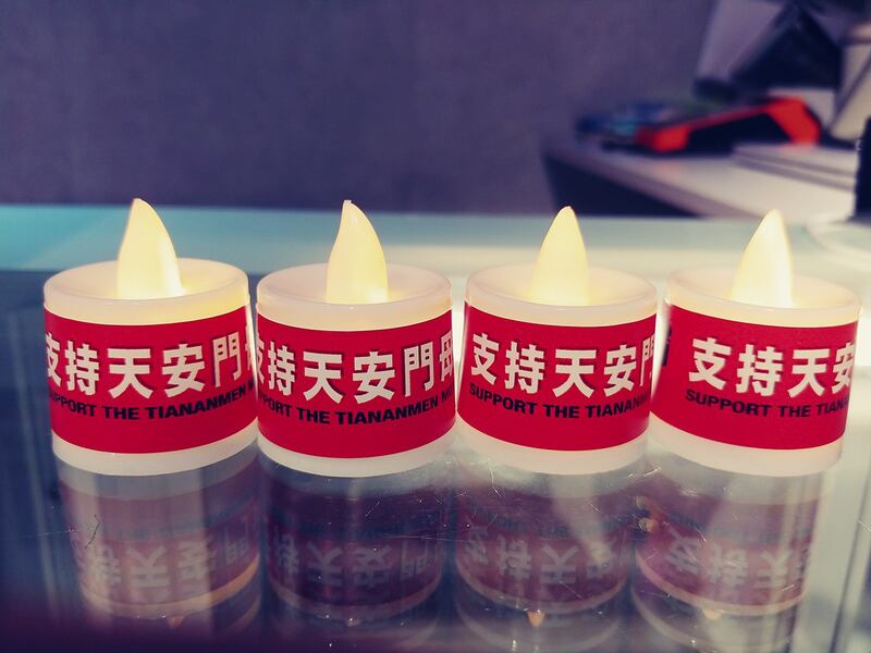 近年每到六四前夕，香港前区议员朱江玮会向港人派发电子蜡烛。 （记者高锋摄）