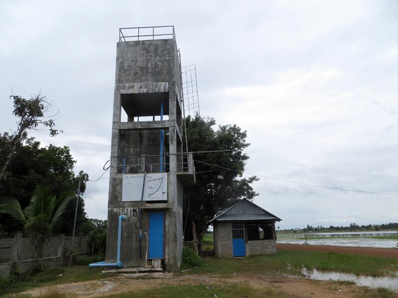 អាង​ចម្រោះ​ទឹក​ដែល​អង្គការ​លោក​ខាង​លិច​ជួប​លោក​ខាង​កើត (EMW) ផ្ដល់​ជំនួយ​សាងសង់​កាល​ពី​ដើម​ឆ្នាំ​២០១៤ ឋិត​នៅ​ក្បែរ​មាត់​បឹង​ឈ្វាំង។ រូបថត​ថ្ងៃ​ទី​៨ ខែ​តុលា ឆ្នាំ​២០១៦ RFA/Chin Chetha