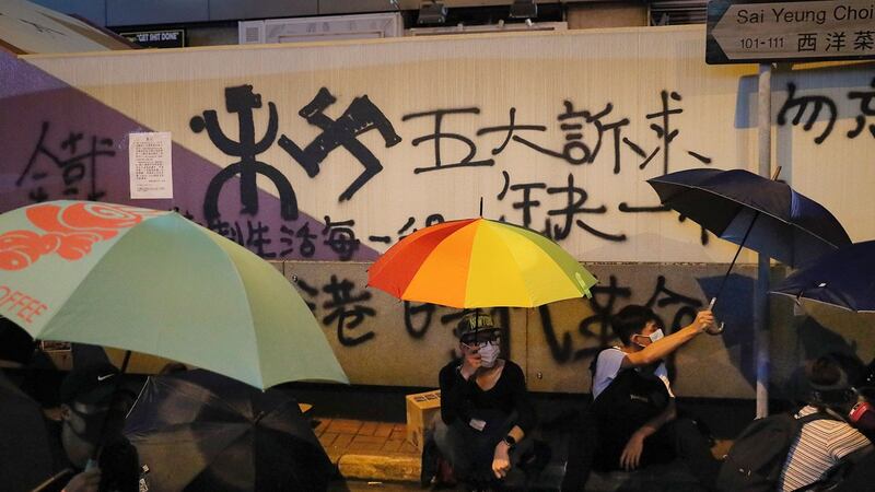 2019年9月6日，抗议者坐在香港九龙旺角太子站外示威，要求港府回应包括成立独立调查委员会的四项诉求。（美联社）