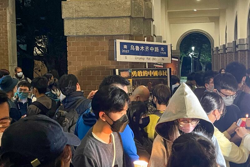 台大學生自發性發起聲援「白紙革命」活動。（鍾廣政 攝）