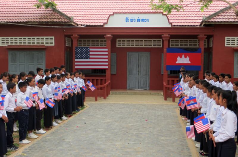 សិស្សានុសិស្សរង់ចាំស្វាគមន៍ អ្នកស្រី មីស៊្ហែល អូបាម៉ា (Michelle Obama) នៅវិទ្យាល័យ ហ៊ុន សែន ប្រាសាទបាគង ខេត្តសៀមរាប កាលពីថ្ងៃទី២១ ខែមីនា ឆ្នាំ២០១៥។