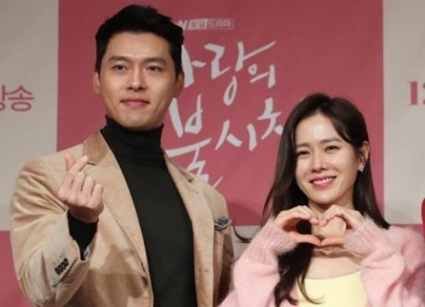 사진은 지난 2019년 12월 서울 종로구 포시즌스호텔에서 열린 tvN 드라마 '사랑의 불시착' 제작발표회에서 두 사람이 포즈를 취하고 있는 모습.