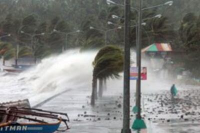 Bão Haiyan mang theo gió mạnh đánh vào thành phố Legaspi, tỉnh Albay, phía nam Manila vào ngày 08 tháng 11 2013. AFP
