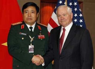 Bộ trưởng Quốc phòng Mỹ Robert Gates (phải) và Bộ trưởng Bộ Quốc phòng Việt Nam Phùng Quang Thanh bắt tay tại cuộc họp song phương bên lề hội nghị an ninh hàng năm, ở Singapore ngày 04 tháng 6 năm 2010. AFP PHOTO.