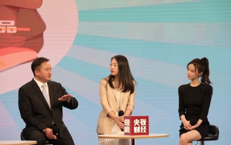2021年「五四青年節」,雪梨被央視邀請錄製一個財經頻道的節目。(網絡圖片)
