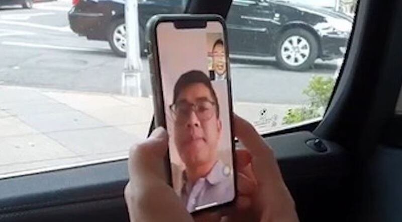 蔡正元出示与王立强视讯的视频画面。(截图自蔡正元提供视频)