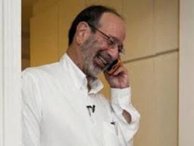 GS Alvin Roth nghe điện thoại chúc mừng ông đoạt giải- ntn24.com photo