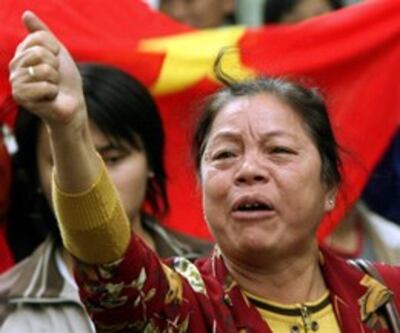 Người dân Hà Nội bức xúc biểu tình phản đối Trung Quốc xâm phạm lãnh hải Việt Nam. AFP