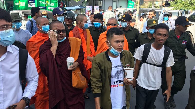 កង​កម្លាំង​អាជ្ញាធរ​រាជធានី​ភ្នំពេញ នៅ​ព្រឹក​ថ្ងៃ​ទី៨ ខែ​កក្កដា ឆ្នាំ២០២០ កំពុង​កៀង​​យុវជន និង​ព្រះសង្ឃ ឱ្យ​ចេញ​ពី​បរិវេណ​ហាង​សាំង​កាល់តិច (Caltex) បូកគោ ជា​ទី​ដែល​បណ្ឌិត កែម ឡី ត្រូវ​បាន​ឃាតក​បាញ់​សម្លាប់ កាល​ពី​ថ្ងៃ​ទី១០ ខែ​កក្កដា ឆ្នាំ២០១៦។ 