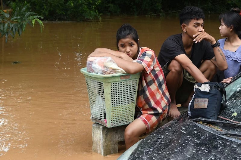 ပဲခူးတိုင်း တောင်ငူမြို့တွင် ရေကြီးရေလျှံမှုကြောင့် ကယ်ဆယ်ရေးလှေစောင့်ဆိုင်းနေသည့် ရေဘေးသင့်ပြည်သူများအား ၂၀၂၄ ခုနှစ် စက်တင်ဘာလ ၁၄ ရက်နေ့က တွေ့ရစဉ်။ (AFP Photo)