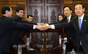 이산가족 상봉 문제를 논의할 남북 적십자 실무접촉 이 열린 5일 판문점 북측 지역인 통일각에서 우리측 수석대표인 이덕행 대한적십자사 실행위원(오른쪽 두번째)과 북한 박용일 조선적십자회 중앙위원회 중앙위원 등이 회담에 앞서 악수를 하고 있다.
