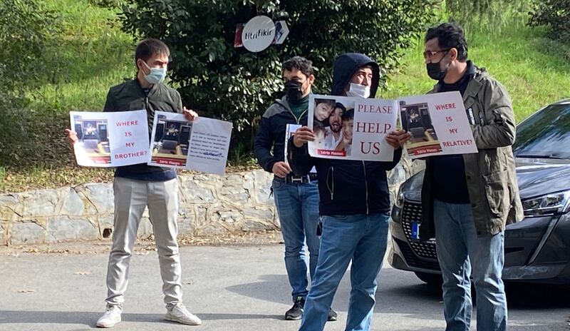 ماراكەشتە قولغا ئېلىنغان ئىدرىس ھەسەننى قويۇپ بېرىشنى تەلەپ قىلىپ، ماراكەشنىڭ ئىستانبۇلدىكى كونسۇلخانىسى ئالدىدا ئۆتكۈزۈلگەن نامايىشىدىن كۆرۈنۈش. 2021-يىلى 11-ئاۋغۇست، تۈركىيە.
