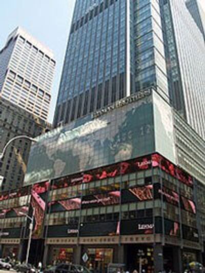 Công ty Lehman Brothers, trụ cột nền kinh tế Hoa Kỳ đã bị xóa sổ vào năm 2008 đã tác động mạnh vào kinh tế toàn cầu. Courtesy Wikipedia