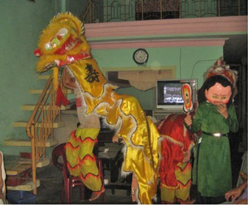 Đầu lân Trung quốc xuất hiện khắp nơi trong mùa Trung thu