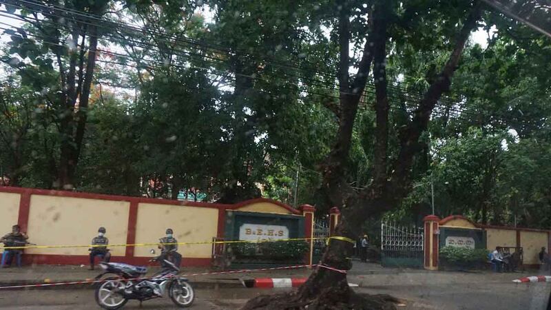 ရန်ကုန်မြို့ ဒဂုံမြို့နယ် အမှတ် (၂) အခြေခံပညာ အထက်တန်းကျောင်းရှေ့တွင် စစ်ကောင်စီတပ်ဖွဲ့ဝင်များအား ၂၀၂၁ ခုနှစ်၊ မေလ ၂၆ ရက်နေ့က တွေ့ရစဉ်။ (Photo: RFA)