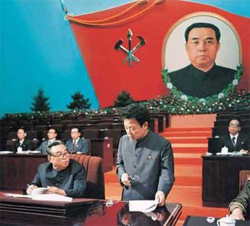 金日成（左）与青年金正日（右）的合影。1974年，金正日被确定为金日成的接班人。（Public Domain）