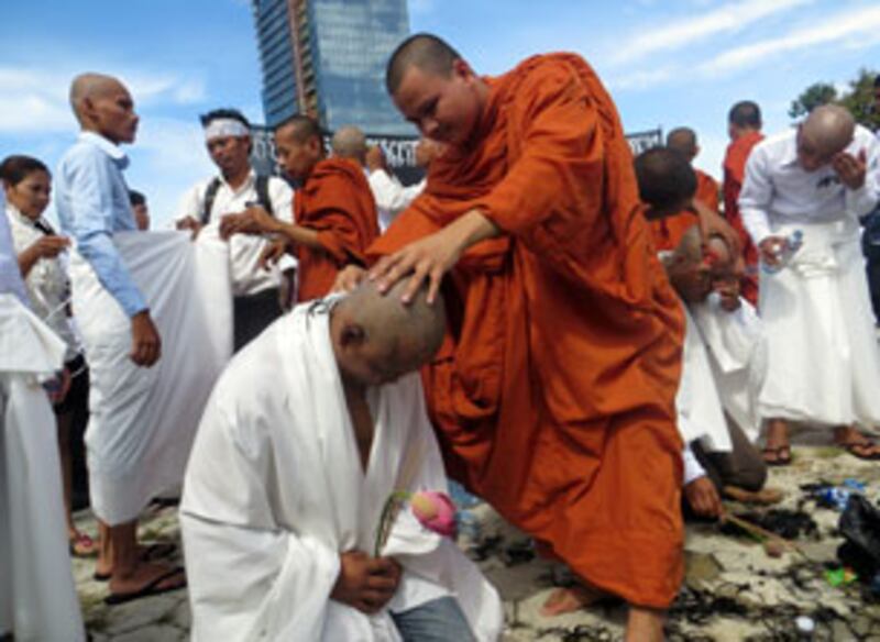 ២៣-តុលា-២០១២៖ ព្រះសង្ឃ​បំបួស​យុវជន​ស្ម័គ្រ​ចិត្ត​កោរ​សក់​កាន់​មរណទុក្ខ​ព្រះ​បរម​សព​អតីត​ព្រះ​មហាក្សត្រ​នៅ​ទីលាន​ប្រជាធិបតេយ្យ មុន​ដង្ហែ​មក​ព្រះ​បរម​រាជវាំង។