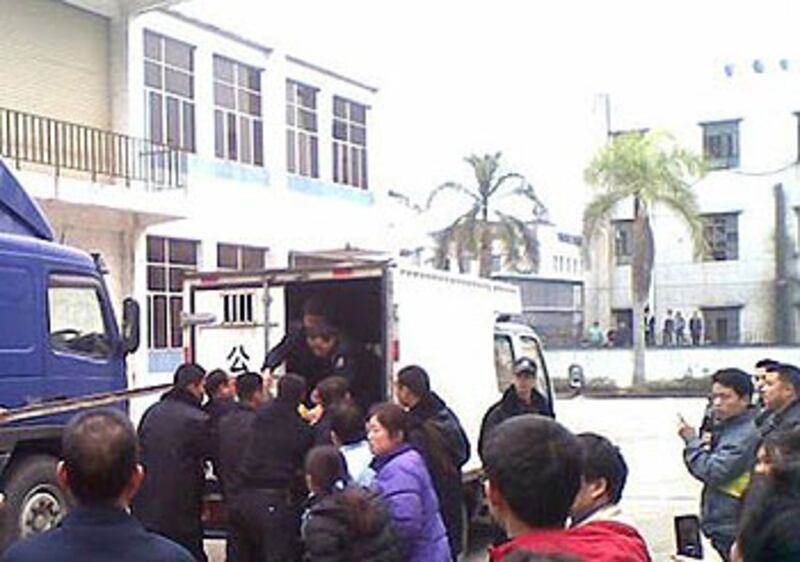 shenzhen_strike_police0208_350.jpg