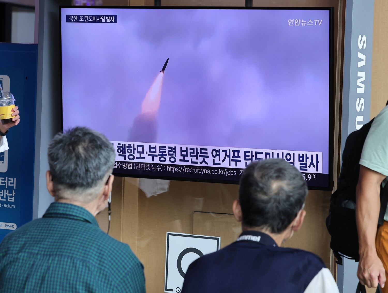 북한이 국군의 날, 동해상으로 탄도미사일 2발을 발사한 1일 서울역에서 시민들이 관련 뉴스를 티비로 시청하고 있다.