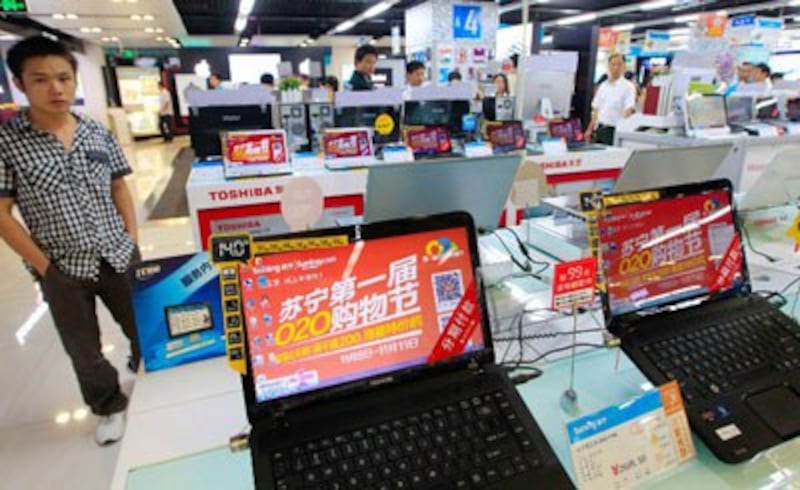 Trong một cửa hàng điện tử ở Quảng Đông, Trung Quốc
