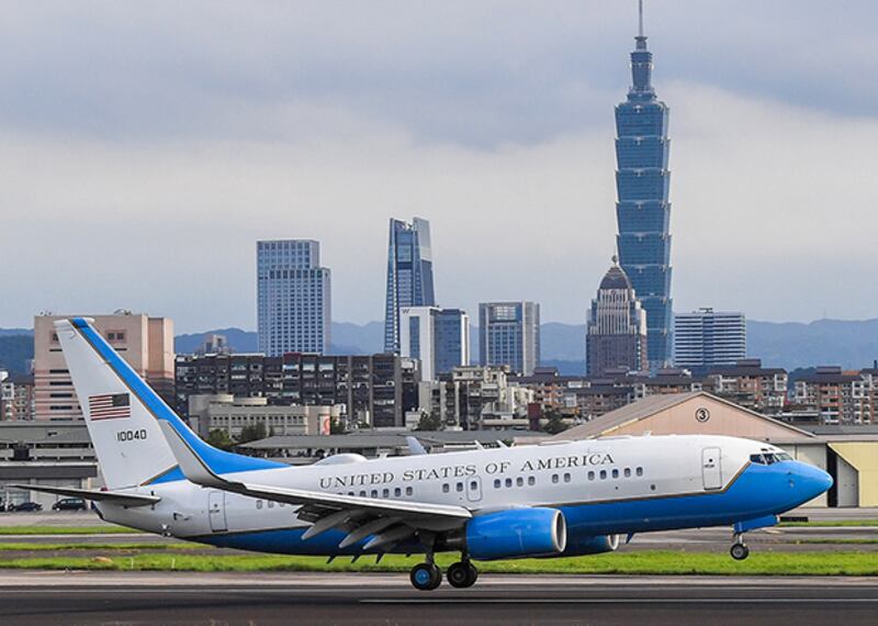 2020年8月9日,美國衛生部長阿札爾一行,乘搭有美國國旗的專機降落台北松山機場。(中央社提供)