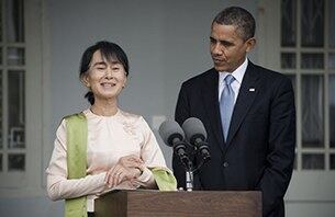 미얀마 민주화의 상징인 아웅산 수치(왼쪽) 여사와 버락 오바마 미국 대통령이 19일 미얀마 양곤에 있는 수치 여사의 자택에서 공동기자회견을 열었다.