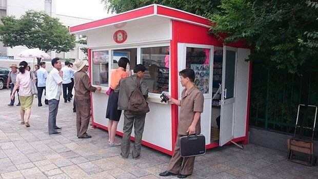 평양 시내에서 성업중인 북한 목란비데오보급소 매대. 