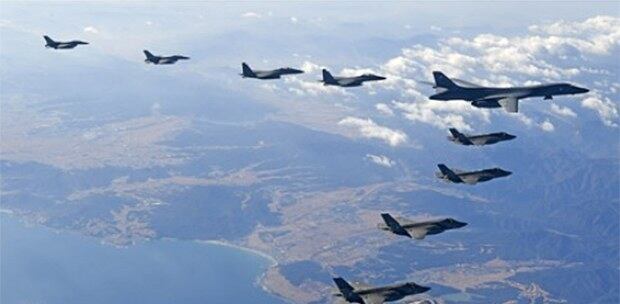 사진은 2017년 한미 연합공중훈련 '비질런트 에이스(Vigilant Ace)에서 한반도 상공에 미국의 장거리전략폭격기 B-1B '랜서' 1대와 한미 양국 전투기들이 함께 편대비행하고 있는 모습.