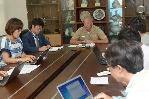 미국의 미사일방어(MD) 전략을 총괄하는 국방부 산하 미사일방어청(MDA)의 제임스 시링 청장(해군중장)이 11일 오전 서울 용산구 합참에서 사드 관련 기자간담회를 하고 있다. 