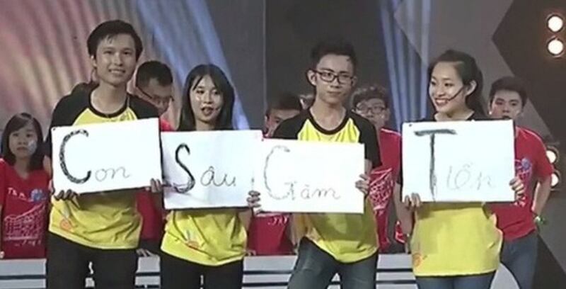 Đội Đại học Sư phạm Hà Nội đưa ra đáp án bằng bốn tấm bìa màu trắng ghép lại thành dòng chữ: "Con Sâu Gặm Tiền".