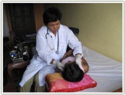 Bác sĩ đang kiểm tra sức khỏe cho các em vừa được tổ chức Somaly Mam cứu thoát. Photo courtesy Somaly Mam Foundation.