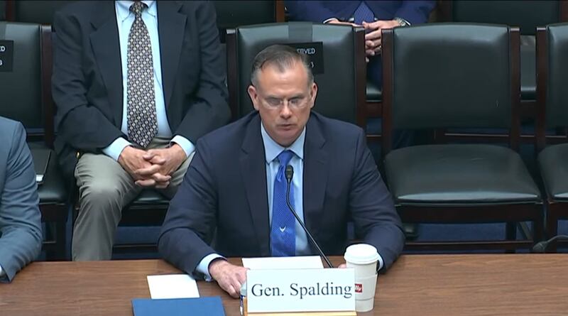美国退役空军准将、哈德逊研究所高级顾问罗伯特∙斯伯丁（Robert Spalding）表示，新冷战格局已经形成，中国利用贸易、金融和学术等手段开展的影响力运动，远比军事武器更容易、更有效、风险更小。(听证会视频截图))