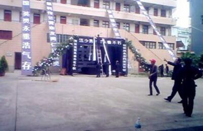 图片:云南丽江市永胜县仁和镇政府门前周三爆发严重警民冲突,有群众受伤,县公安副局长汪某死亡,15名公安受伤,部分重伤。(中国茉莉花革命)