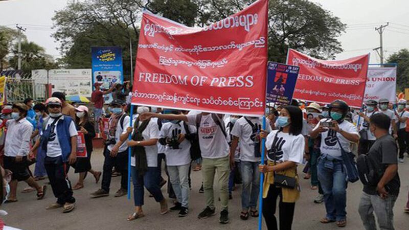 မုံရွာအခြေစိုက် သတင်းသမားများ ၂၀၂၁ ခုနှစ်၊ ဖေဖော်ဝါရီ ၂၀ ရက်နေ့က စစ်အာဏာရှင်ဆန့်ကျင်ရေး သပိတ်စစ်ကြောင်းတွင် ပါဝင်ဆန္ဒပြကြစဉ်။ (Photo: Citizen Journalist)