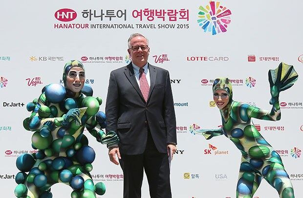 고양 킨텍스에서 열리는 '2015 하나투어 여행박람회'를 앞두고 4일 오전 서울 인사동 센터마크호텔 앞에서 여행박람회에 참가하는 '태양의 서커스 자카나' 공연단이 홍보활동을 하고 있다. 