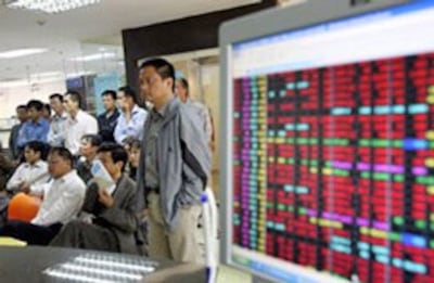 Một phiên giao dịch "đỏ sàn" tại một công ty chứng khoán ở Việt Nam trước đây, ảnh minh họa. AFP