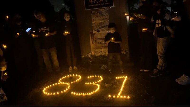 夜幕降临后，人们用电子蜡烛摆出“831”三个阿拉伯数字，低声齐唱《愿荣光归香港》。（孙诚拍摄，独家首发）