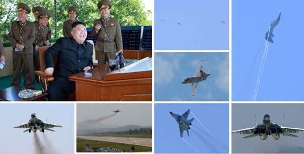 북한군은 지난 2017년 6월 김정은 총비서가 참관한 가운데 '항공 및 반항공군 비행지휘관들의 전투비행술 경기대회-2017'을 진행했다고 북한 관영매체인 노동신문이 5일 보도했다. 사진은 조종사들의 비행 모습을 지켜보는 김정은 총비서.
