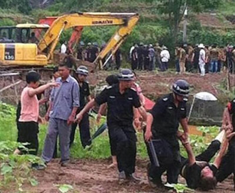 浙江省溫州市當局派逾百特警上周四(5月30日)進入方前村強行收地,反抗的村民遭特警抬走,衝突中三名護地村民被拘留近24個小時後獲釋。(村民孫先生提供)