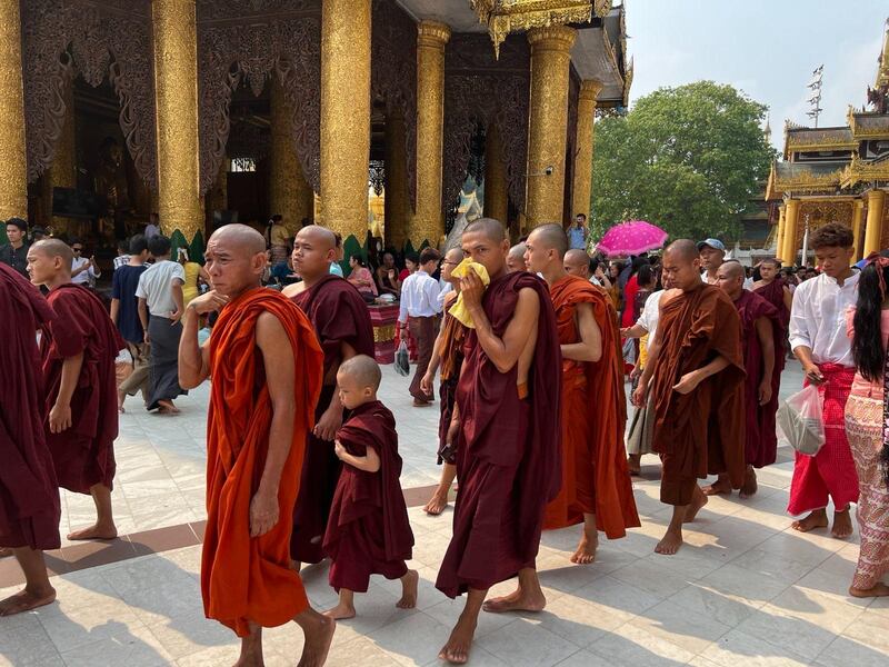 ဘုရားလာရောက်ဖူးမြော်ကြသူများကို ရွှေတိဂုံစေတီရင်ပြင်တော်တွင် ၂၀၂၃ ခုနှစ် ဧပြီလ ၁၇ ရက်နေ့ မြန်မာနှစ်ဆန်းတစ်ရက်နေ့က တွေ့ရစဉ်။ (Photo: RFA)