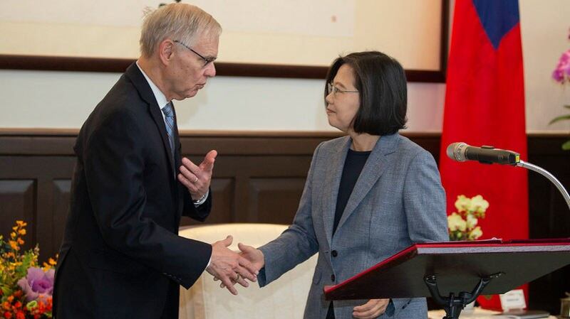 在台湾,总统蔡英文31日接见前美国在台协会(AIT)理事主席卜睿哲。(总统府提供)